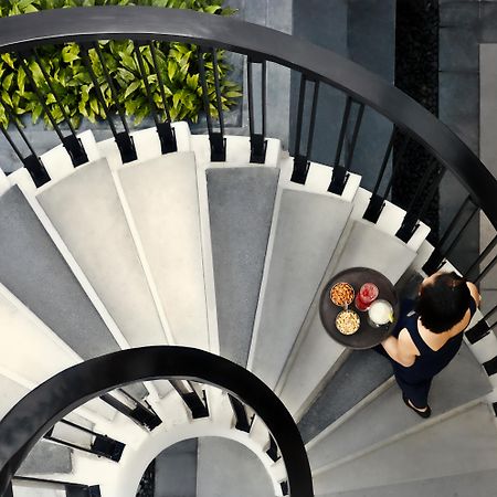 Moevenpick Hotel Sukhumvit 15 Banguecoque Exterior foto The spiral staircase