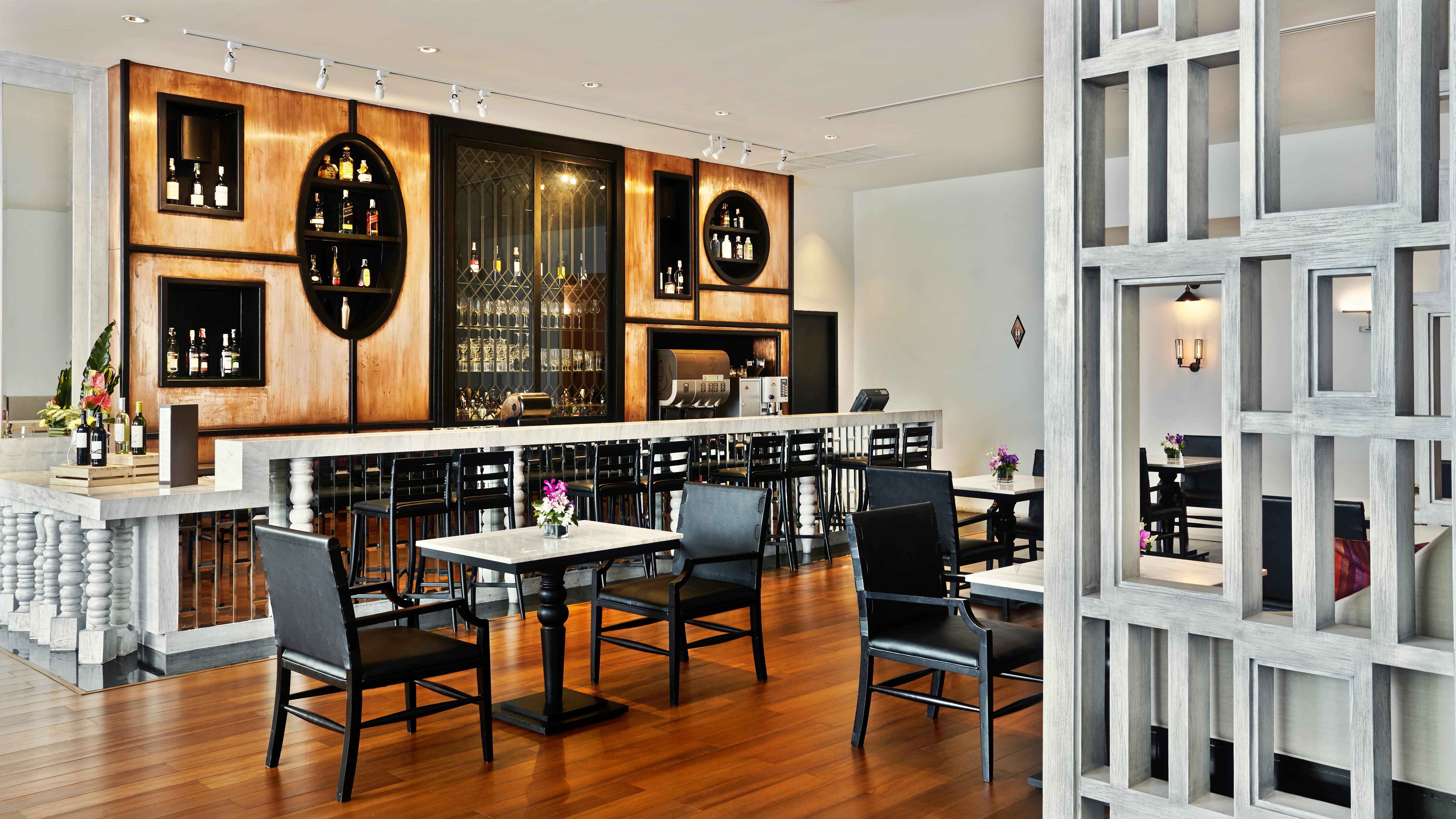 Moevenpick Hotel Sukhumvit 15 Banguecoque Exterior foto The lounge at the airport