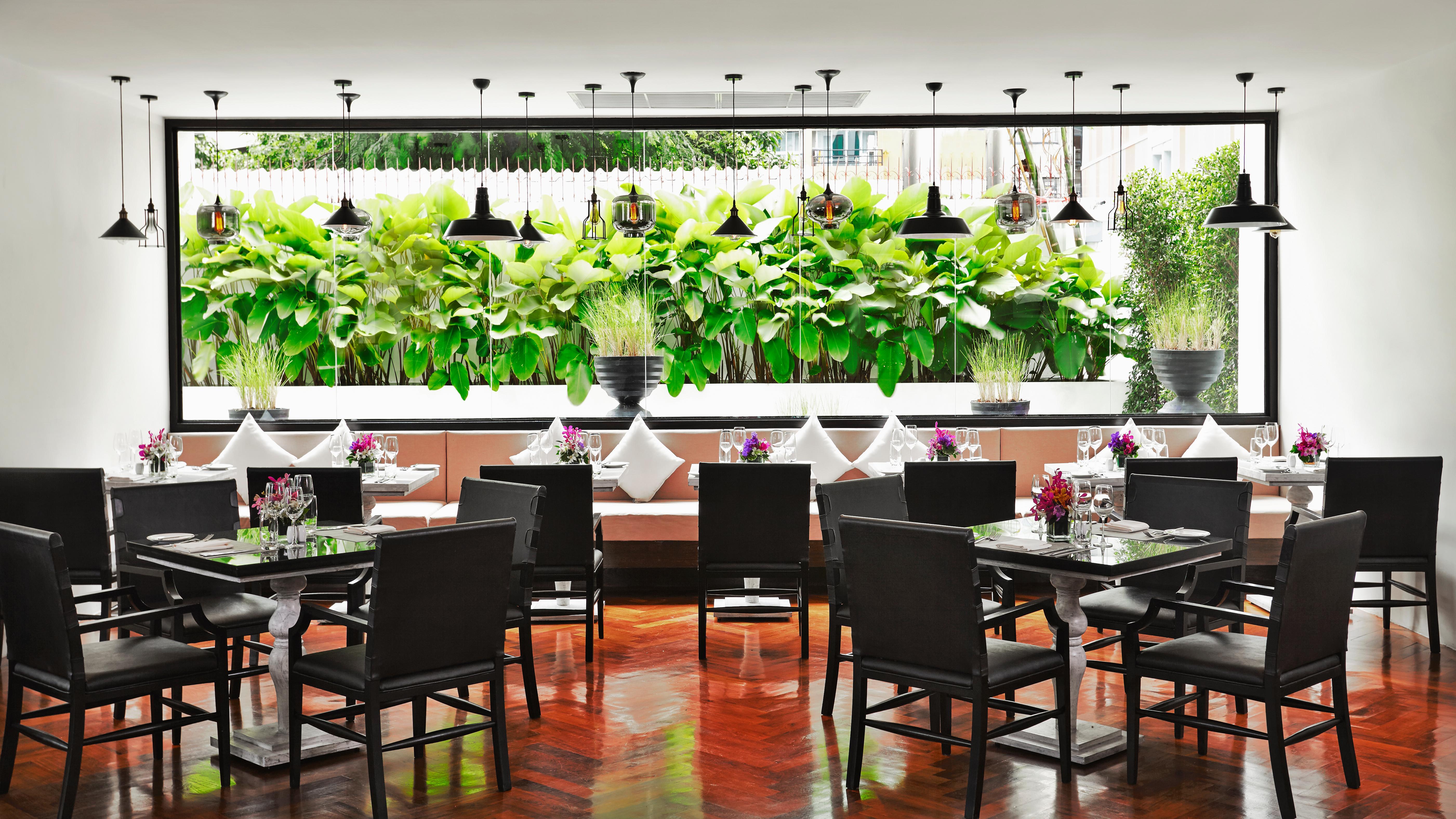 Moevenpick Hotel Sukhumvit 15 Banguecoque Exterior foto The interior of the restaurant