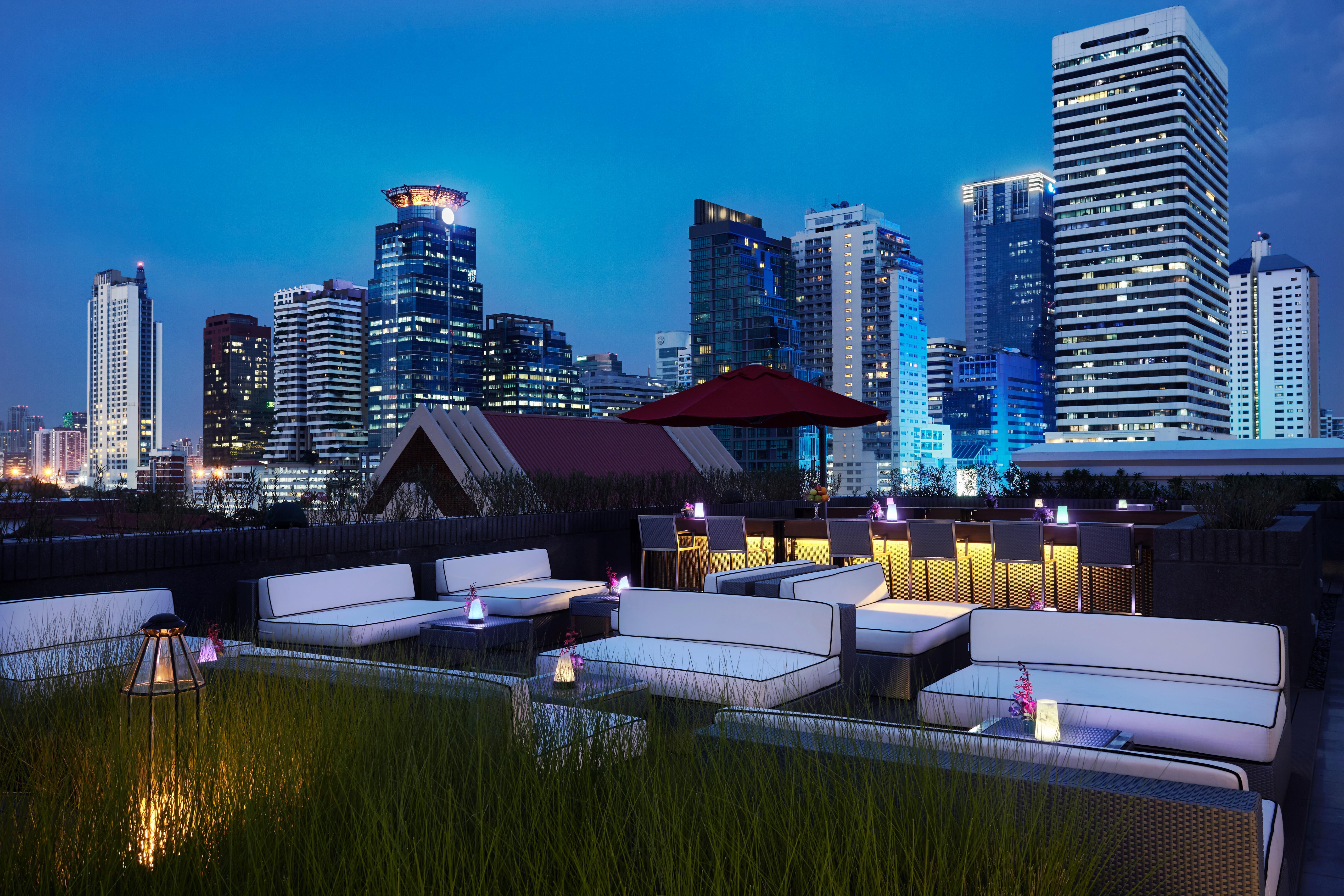 Moevenpick Hotel Sukhumvit 15 Banguecoque Exterior foto The 137 Pillars Hotel