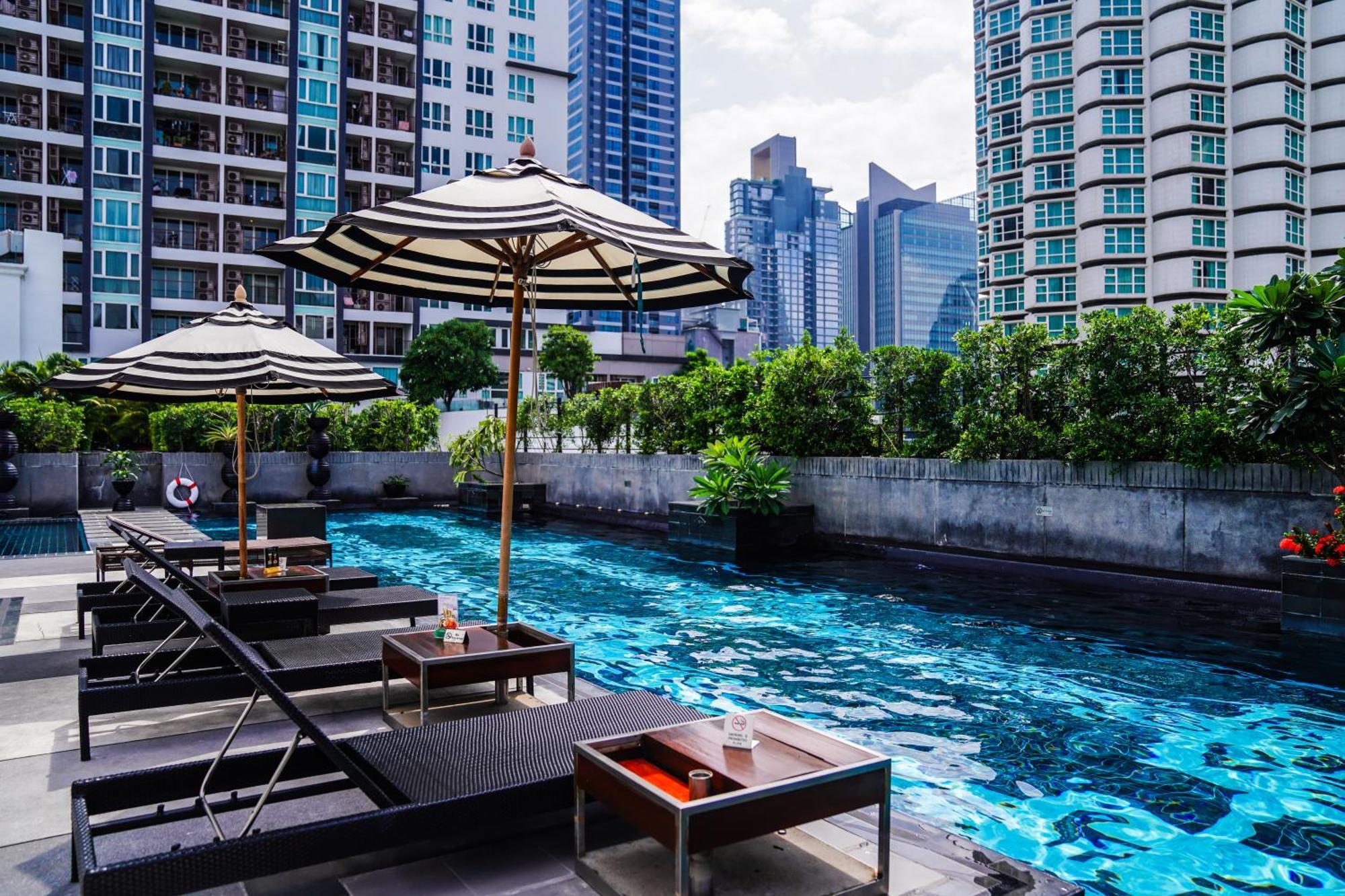 Moevenpick Hotel Sukhumvit 15 Banguecoque Exterior foto The pool at the hotel