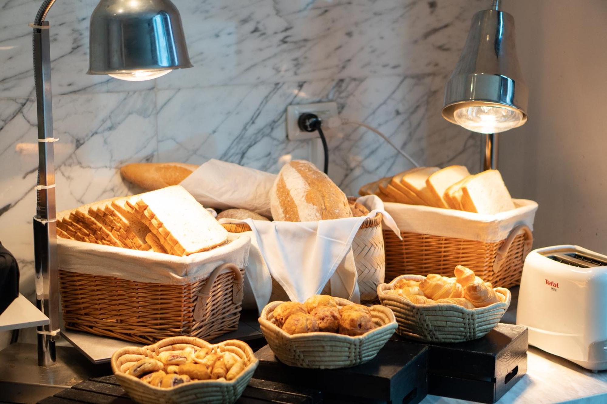 Moevenpick Hotel Sukhumvit 15 Banguecoque Exterior foto Bread and pastry at a buffet