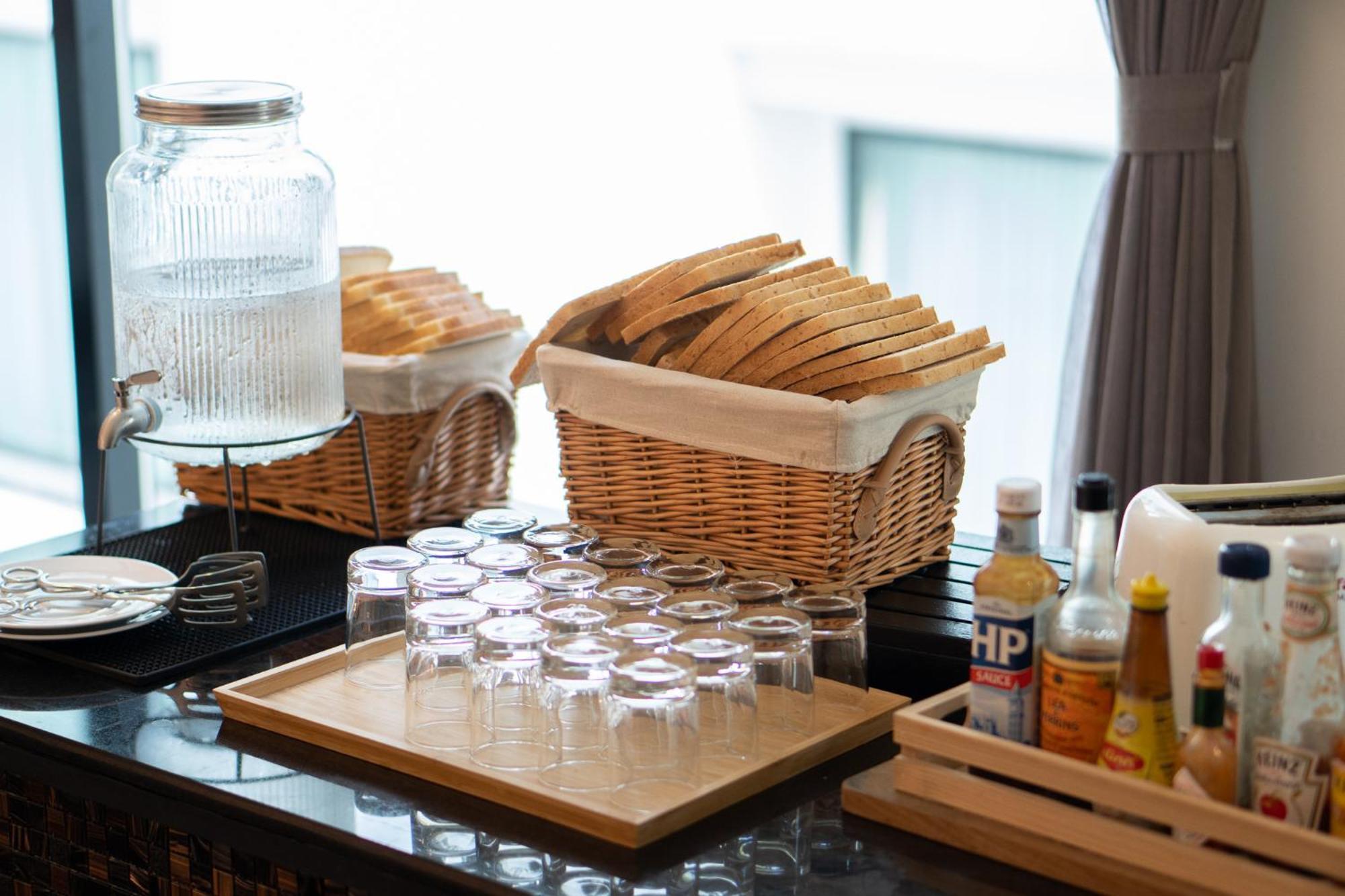 Moevenpick Hotel Sukhumvit 15 Banguecoque Exterior foto A basket of bread