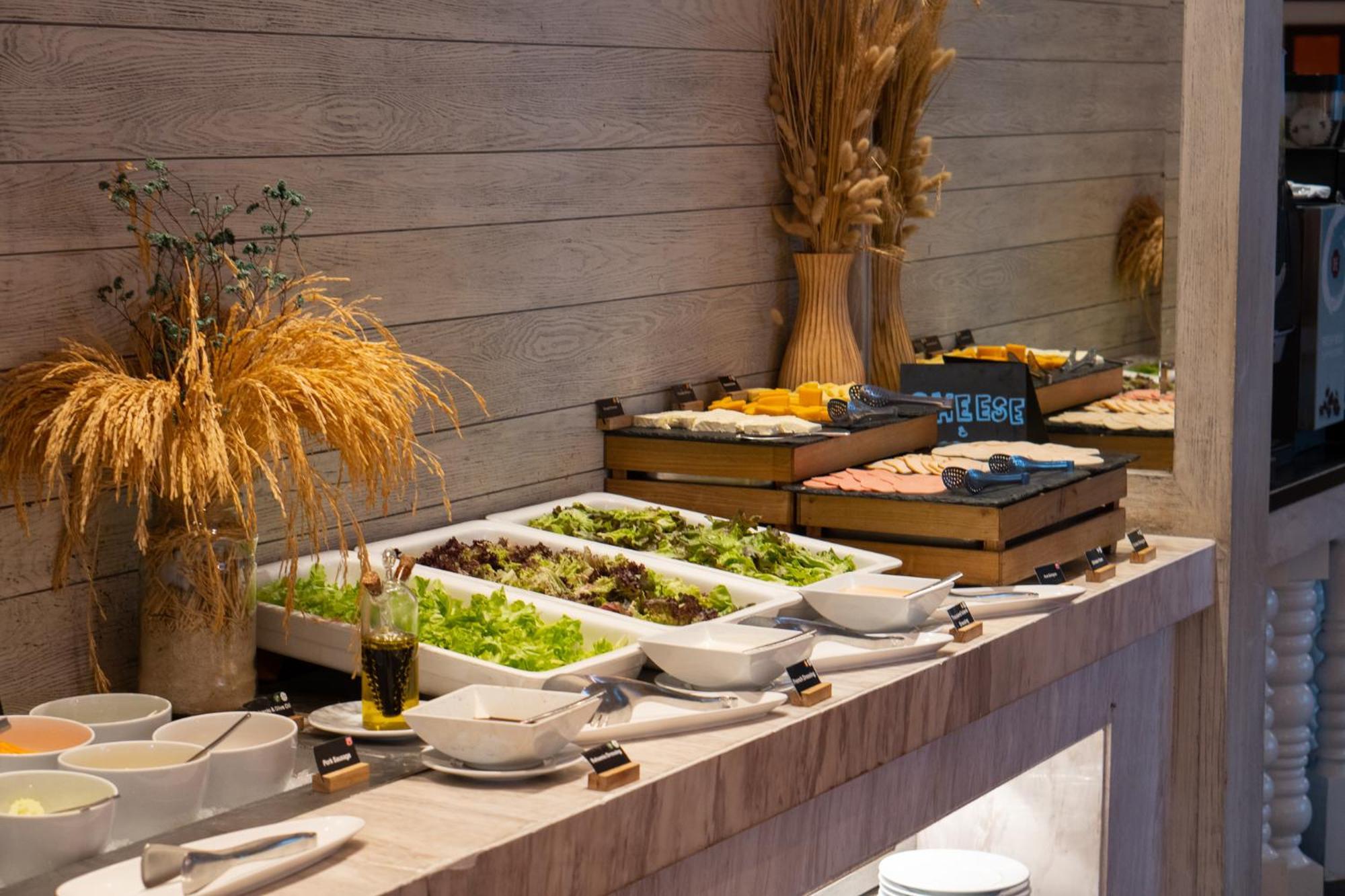 Moevenpick Hotel Sukhumvit 15 Banguecoque Exterior foto A salad bar