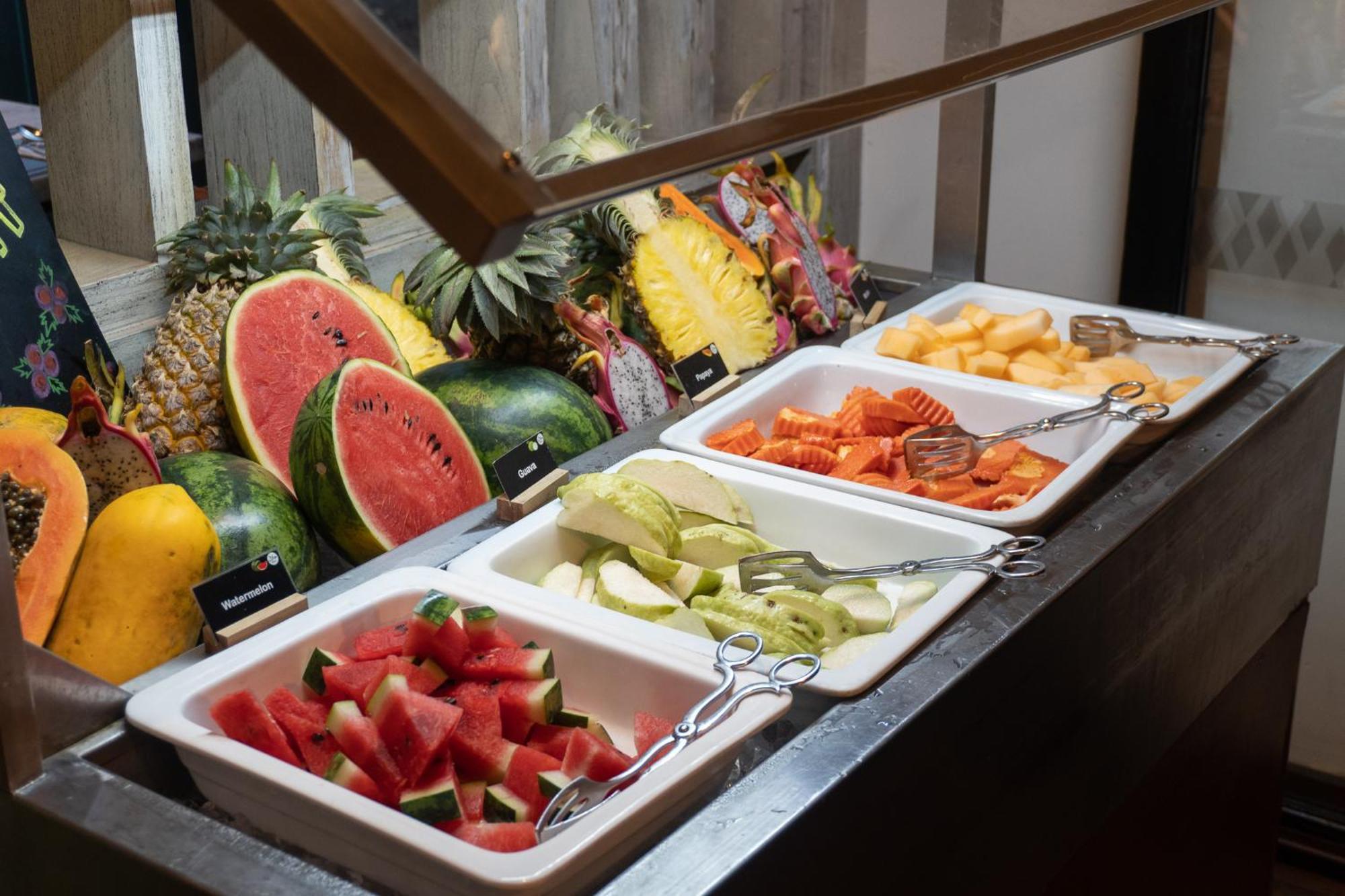 Moevenpick Hotel Sukhumvit 15 Banguecoque Exterior foto Fruit salad