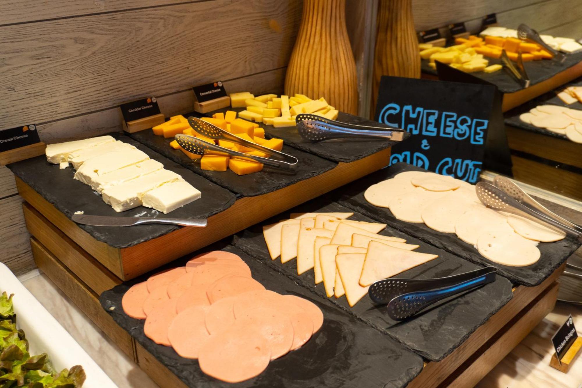 Moevenpick Hotel Sukhumvit 15 Banguecoque Exterior foto Cheese and cold cuts