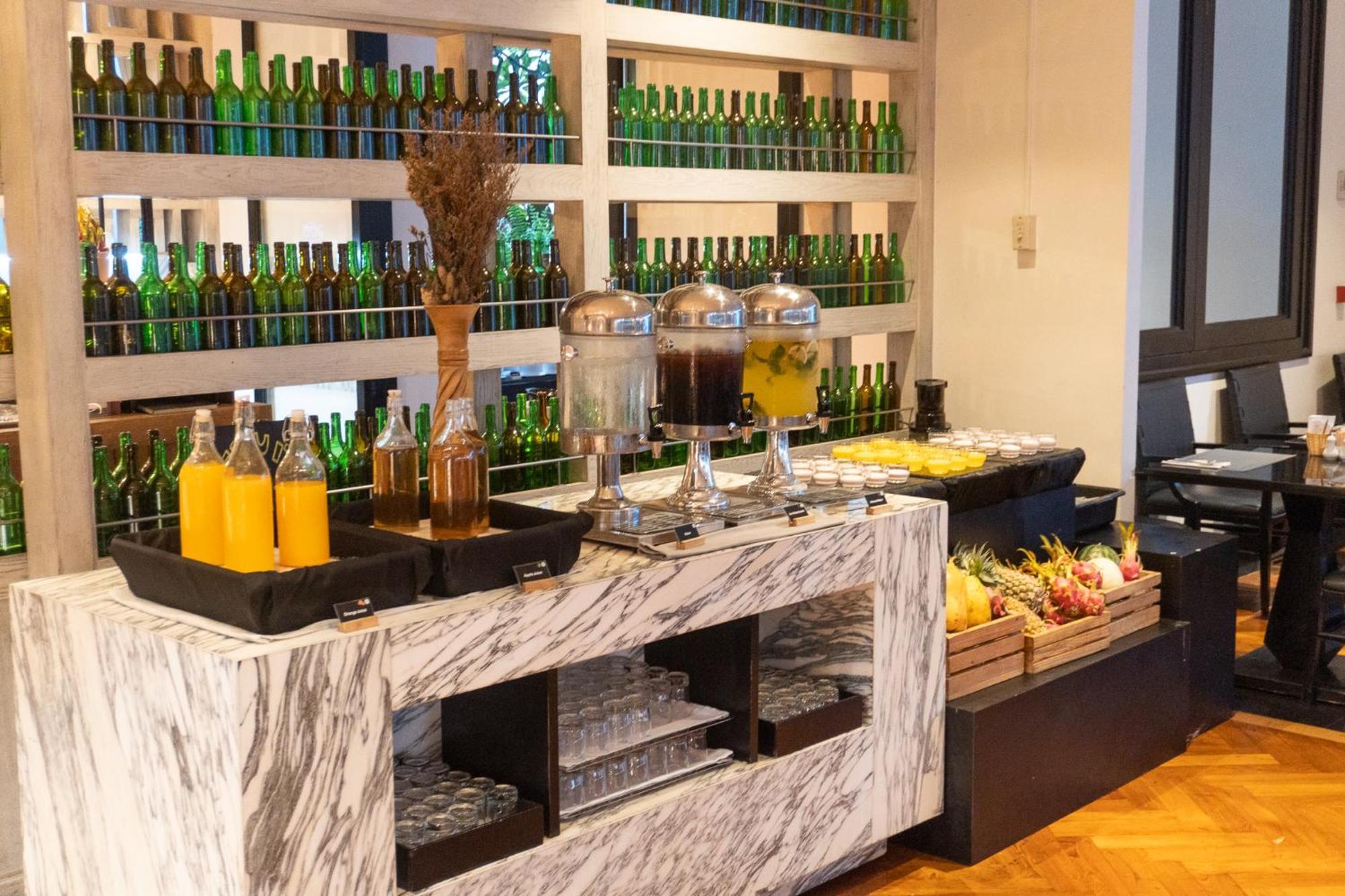 Moevenpick Hotel Sukhumvit 15 Banguecoque Exterior foto A juice bar