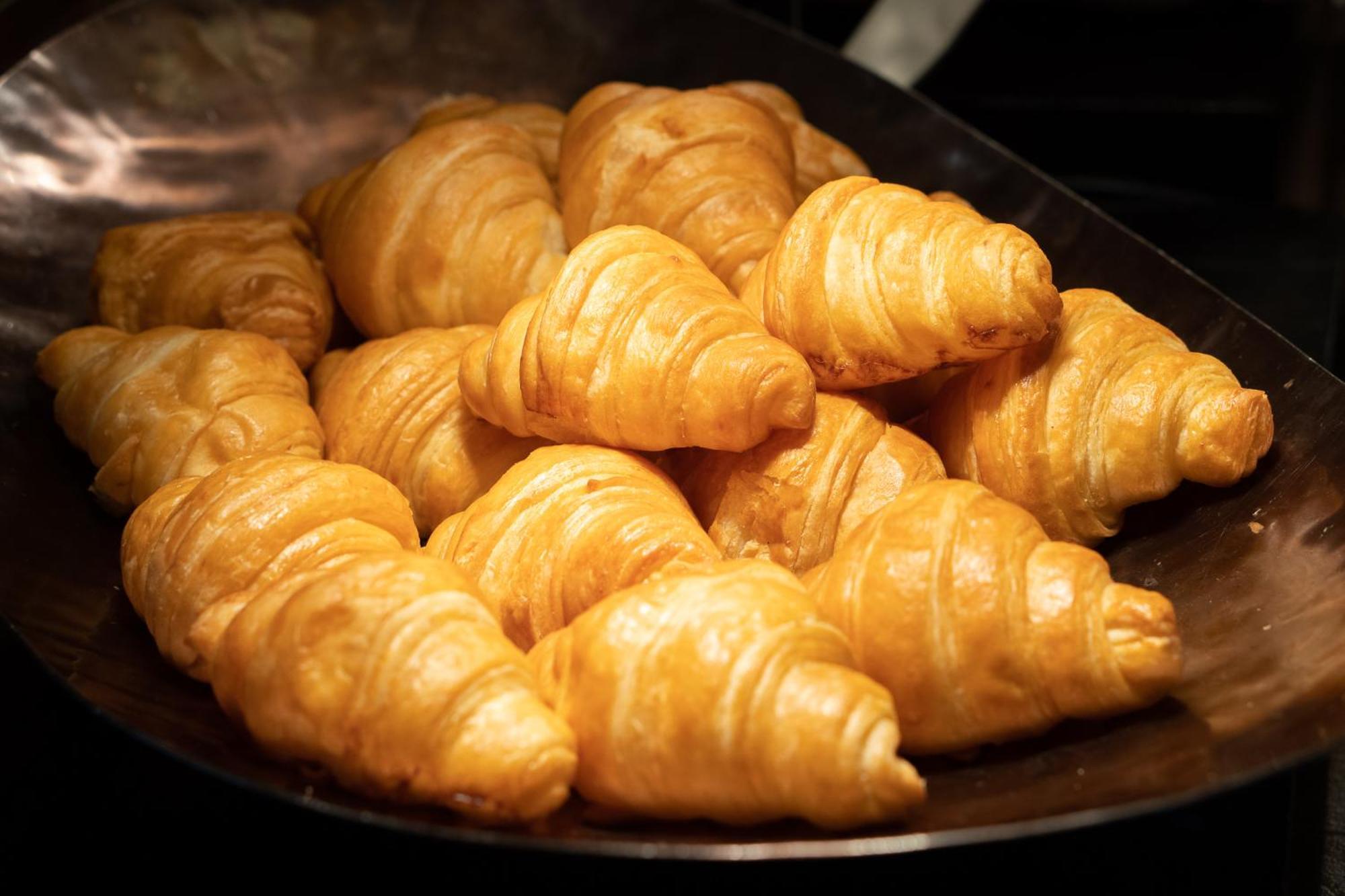 Moevenpick Hotel Sukhumvit 15 Banguecoque Exterior foto Croissants