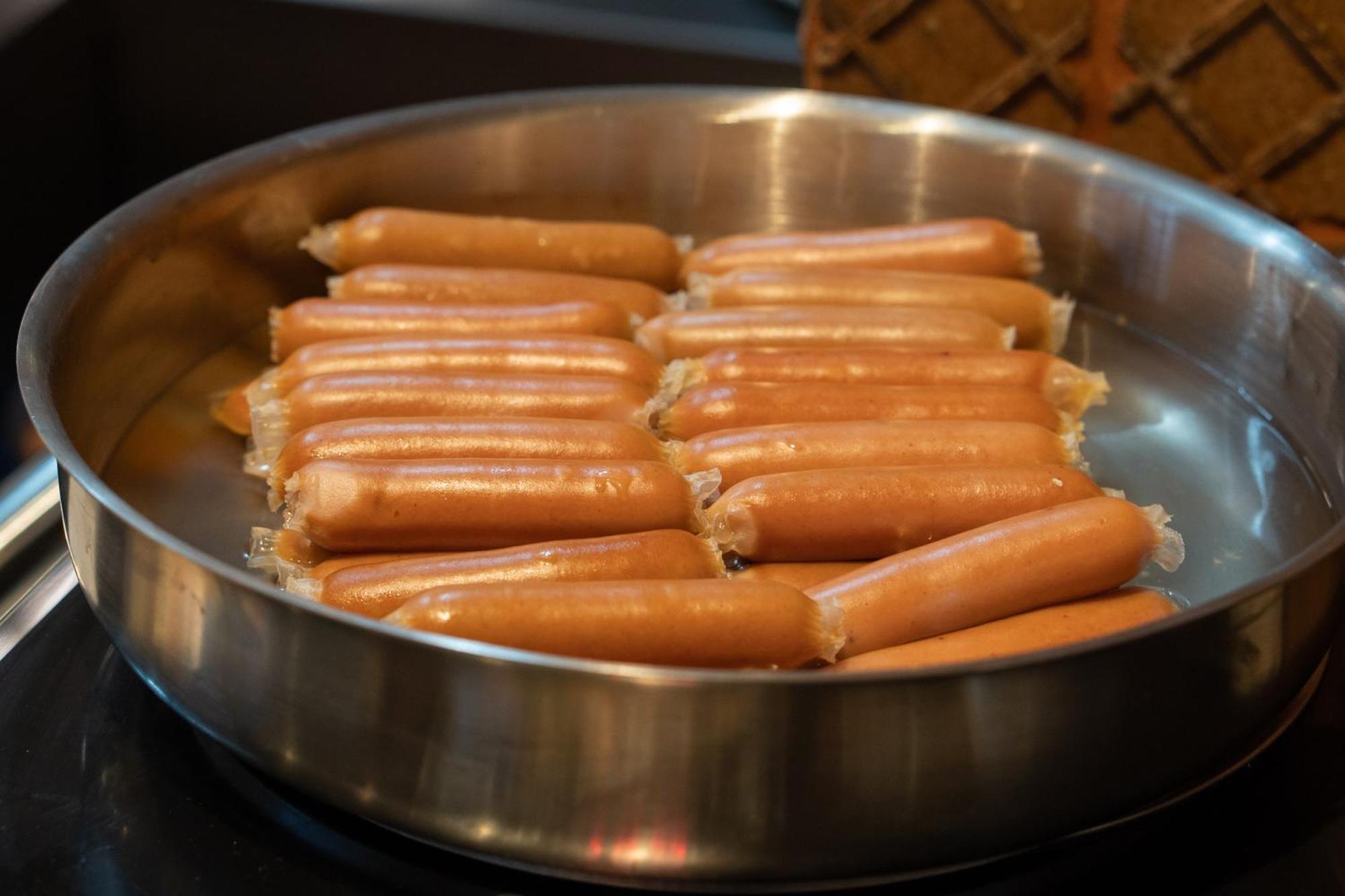 Moevenpick Hotel Sukhumvit 15 Banguecoque Exterior foto A pan of uncooked chipolata sausages