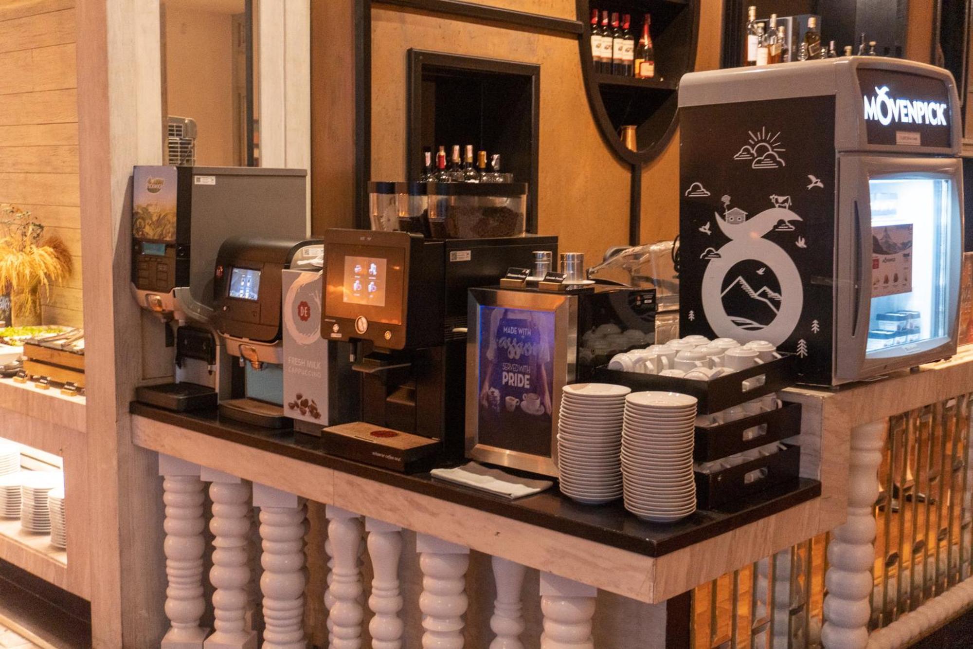 Moevenpick Hotel Sukhumvit 15 Banguecoque Exterior foto A coffee machine