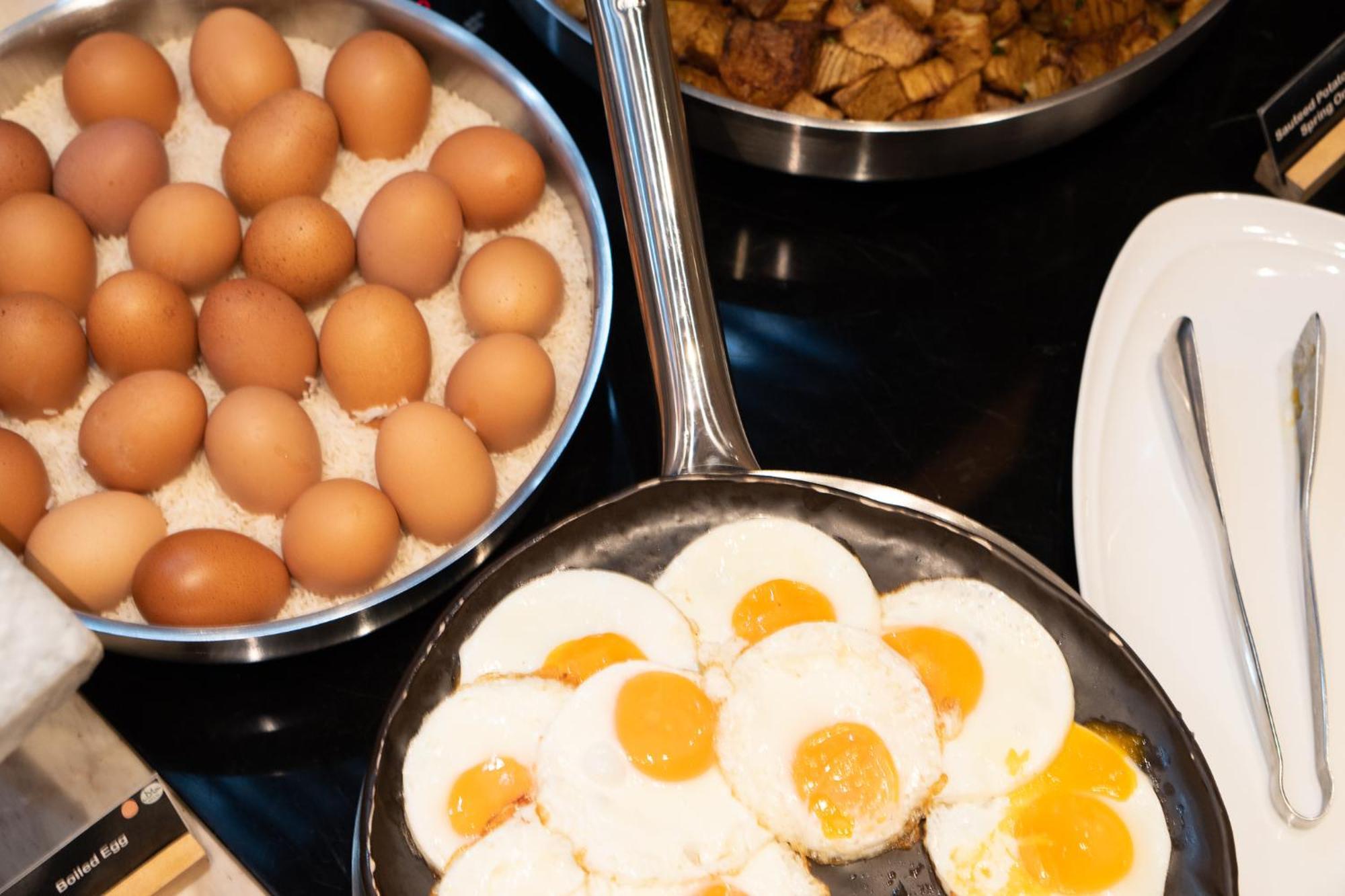 Moevenpick Hotel Sukhumvit 15 Banguecoque Exterior foto Eggs