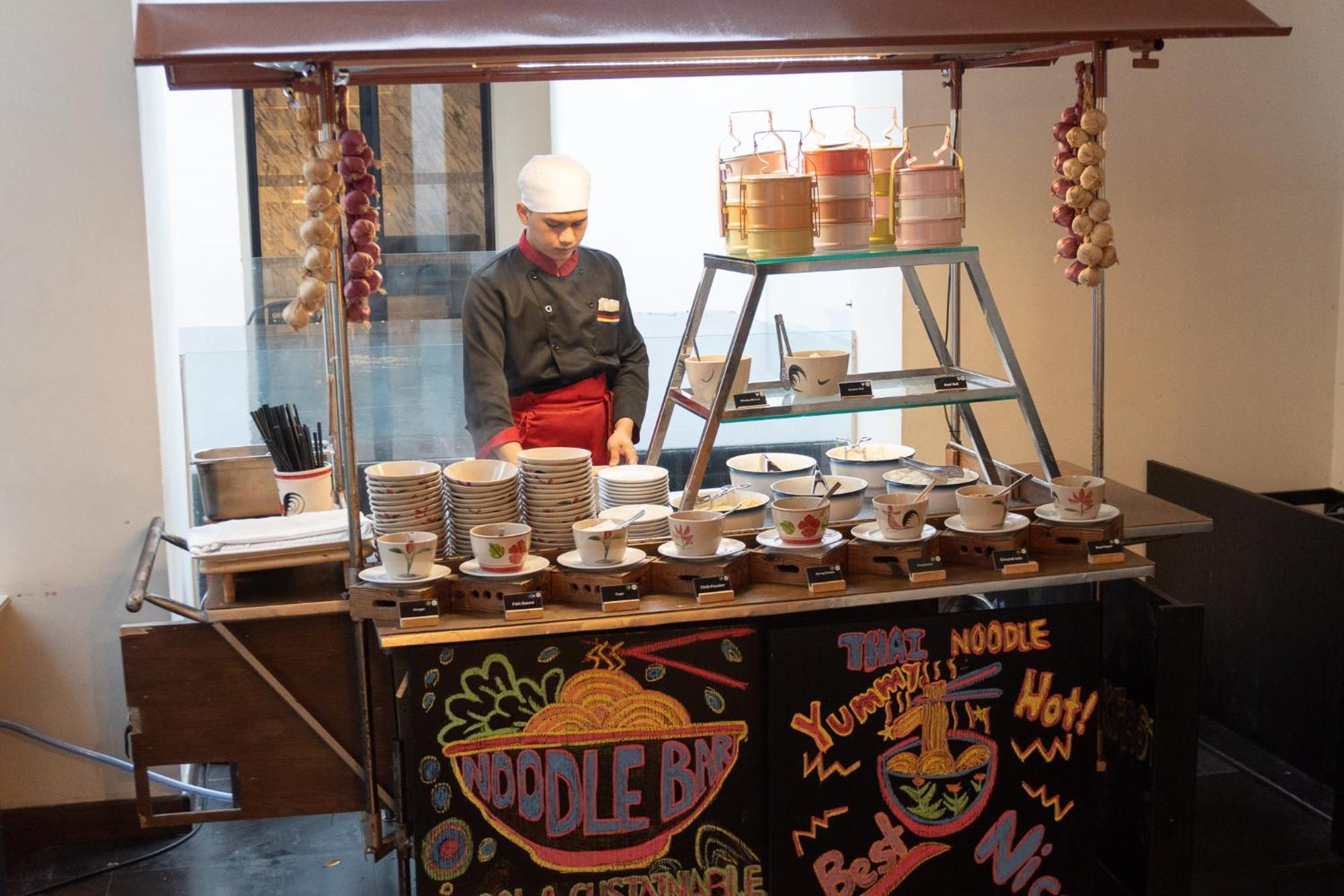 Moevenpick Hotel Sukhumvit 15 Banguecoque Exterior foto A noodle bar in Prague