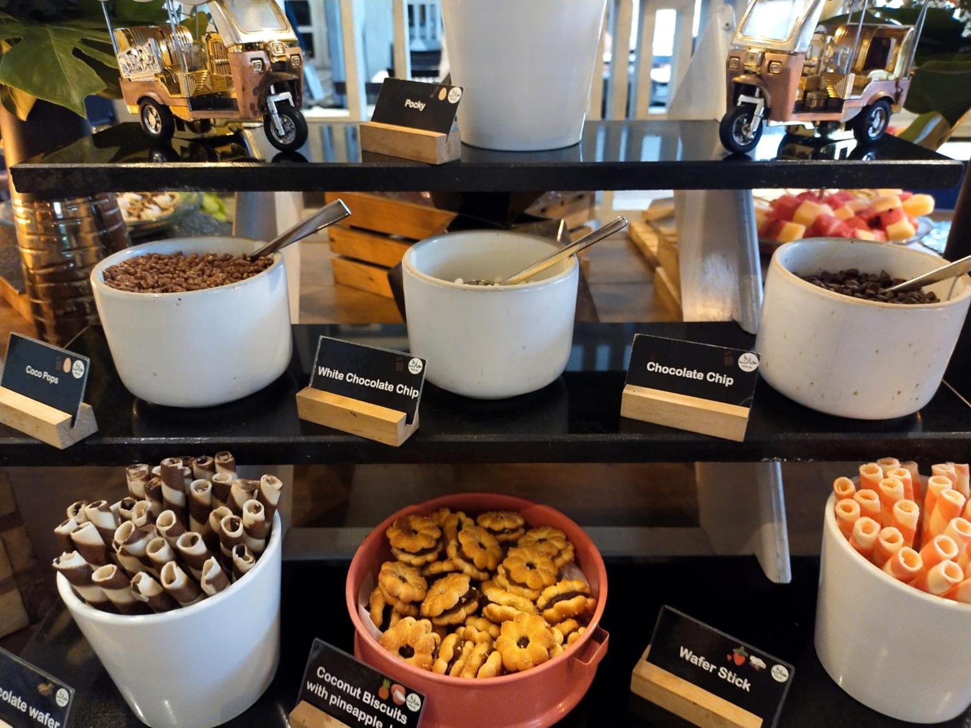 Moevenpick Hotel Sukhumvit 15 Banguecoque Exterior foto Various toppings available at a Starbucks Reserve bar