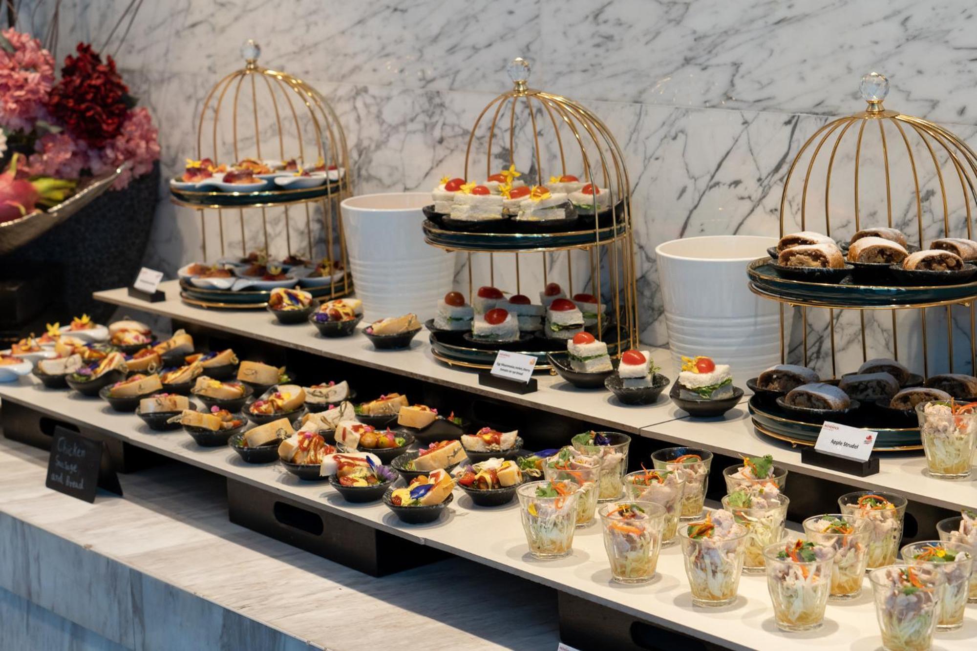 Moevenpick Hotel Sukhumvit 15 Banguecoque Exterior foto A buffet of hors d'oeuvres