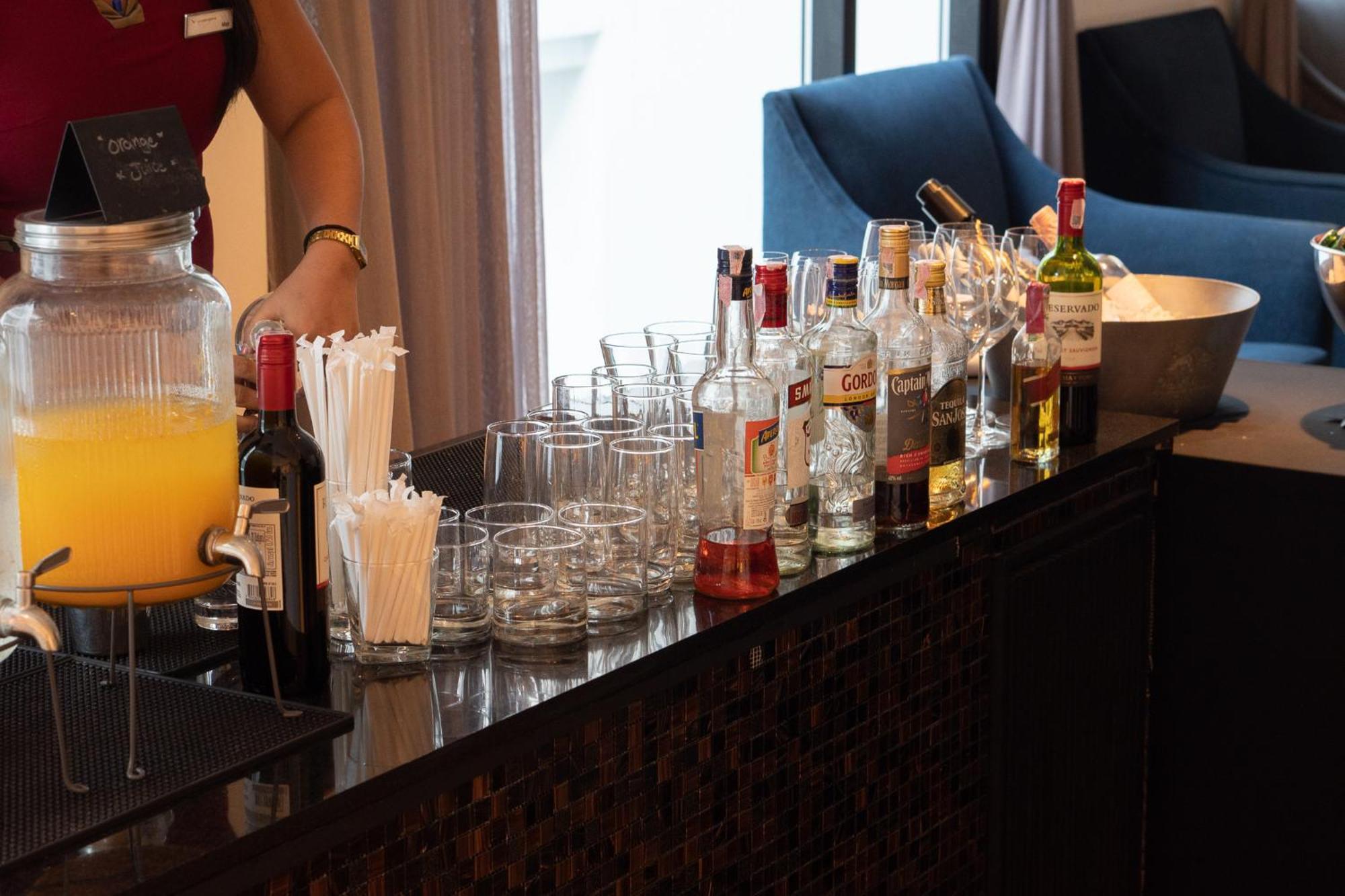 Moevenpick Hotel Sukhumvit 15 Banguecoque Exterior foto A bar in a hotel