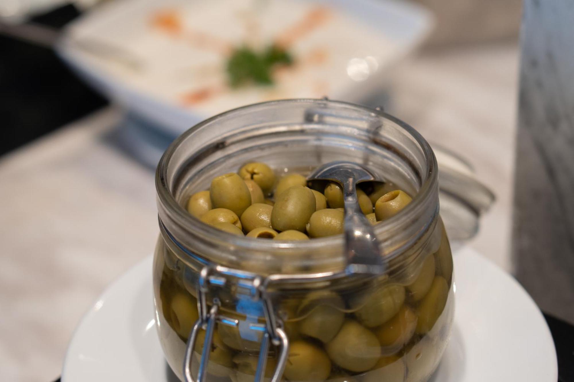 Moevenpick Hotel Sukhumvit 15 Banguecoque Exterior foto A jar of green olives