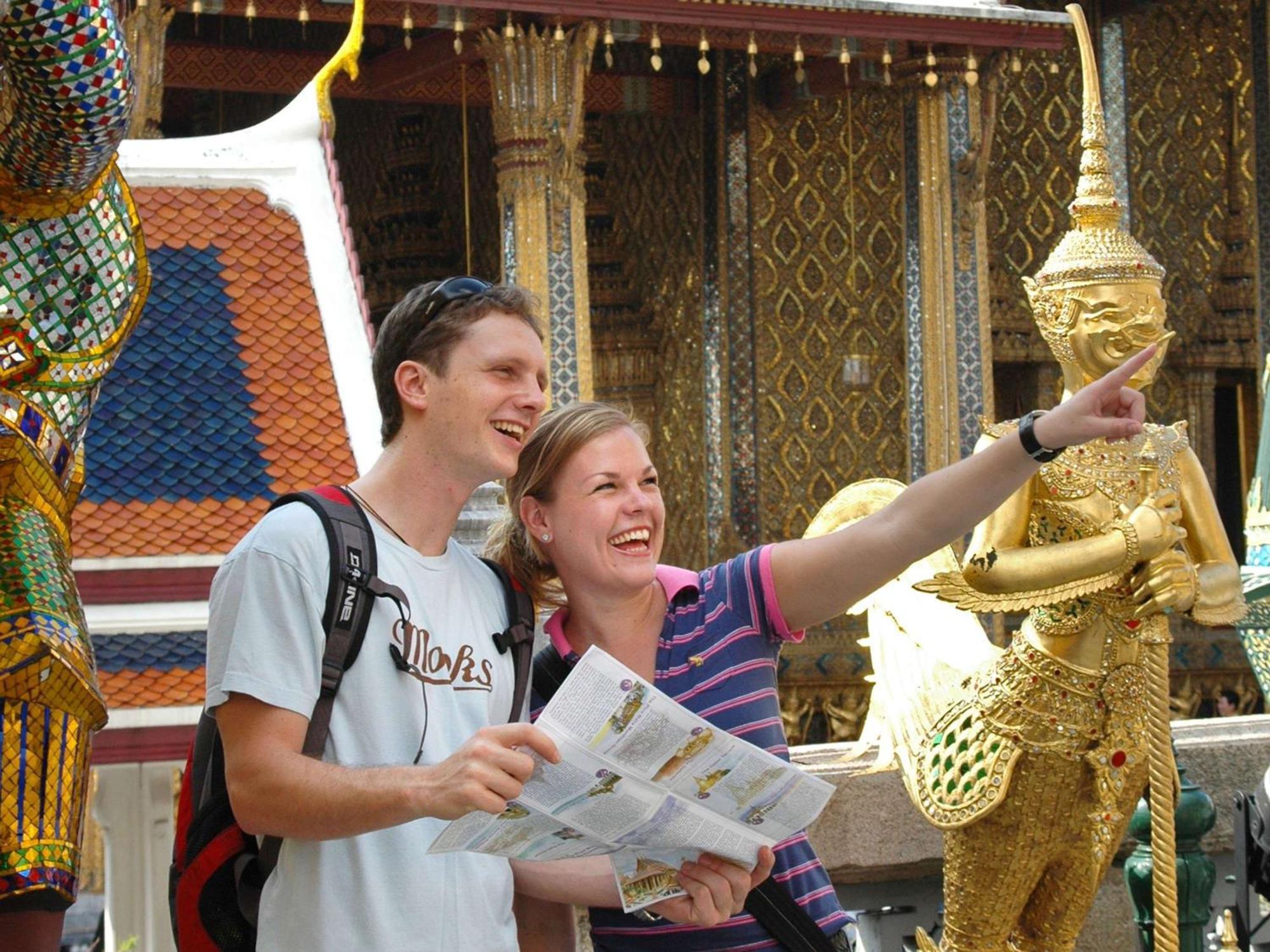 Moevenpick Hotel Sukhumvit 15 Banguecoque Exterior foto Russian tourists in Bangkok